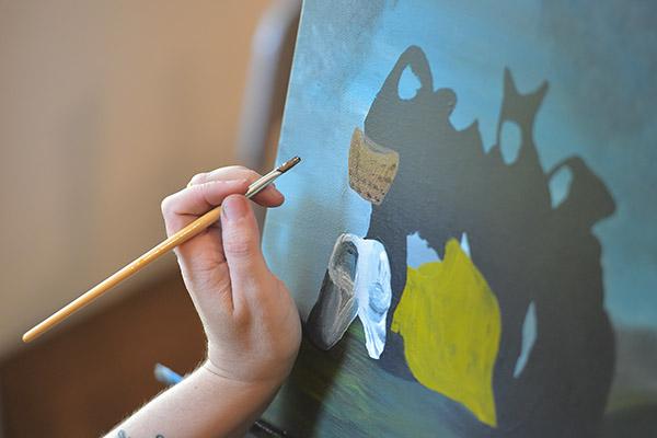 Closeup of a student's hand working on a 绘画