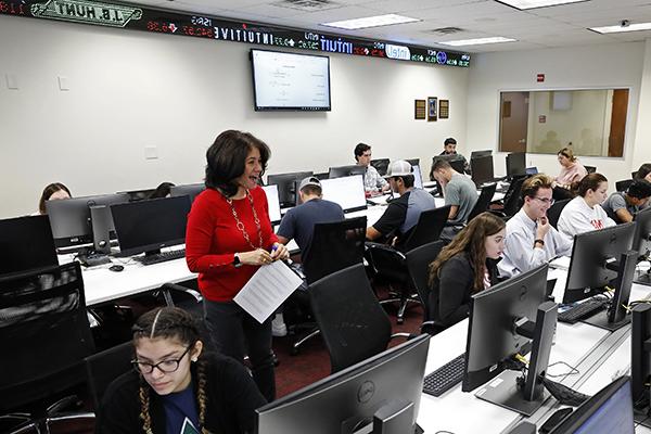 Dr. Alicia Rubio teaches in the Finance Lab